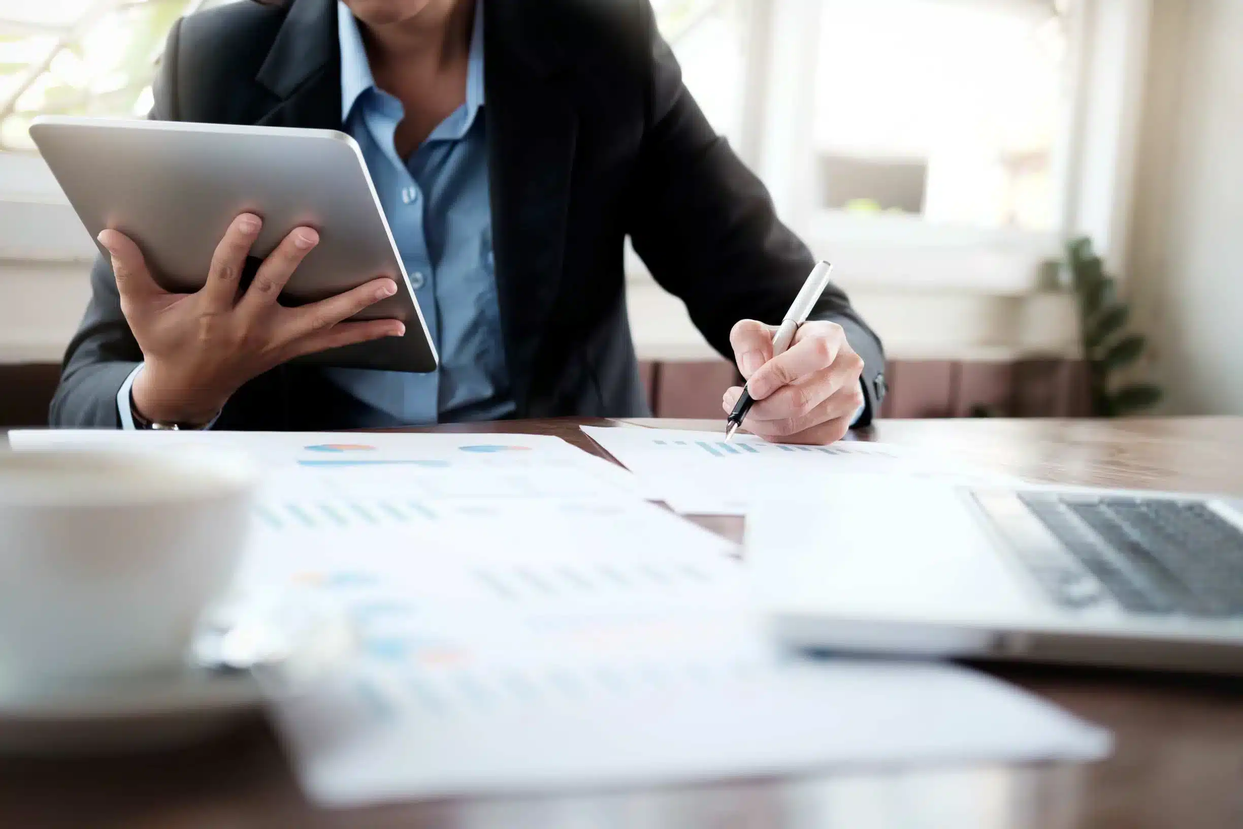 Reunión entre asesor y cliente revisando oportunidades de inversión y planificación financiera.